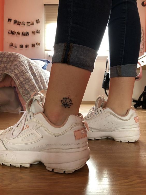 mẫu tattoo hoa sen mini ở cổ chân nữ