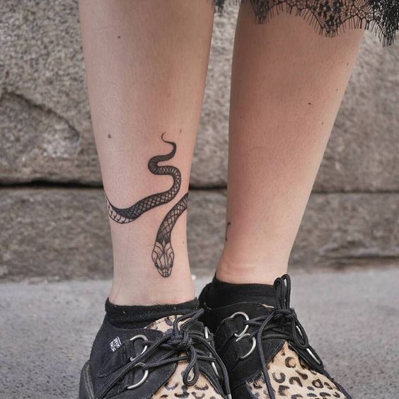 tattoo hình con rắn đen trắng ở cổ chân