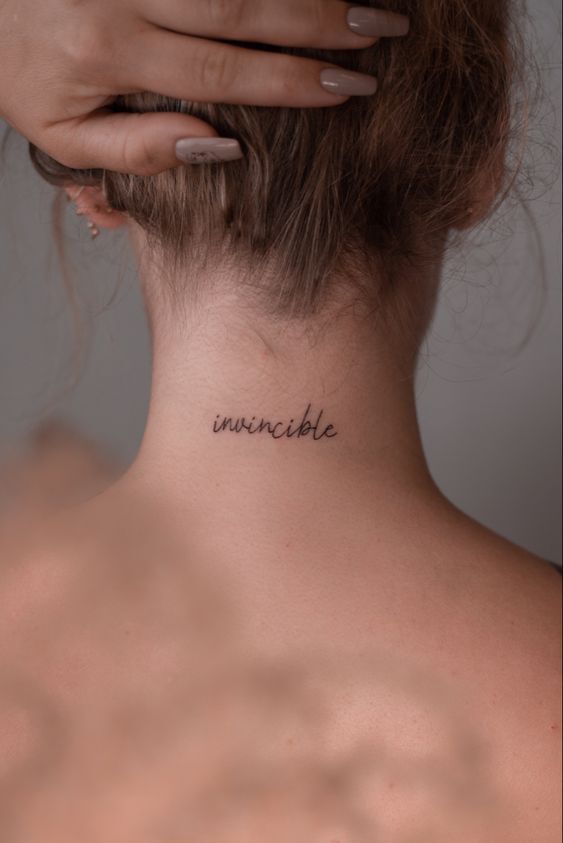 tattoo mini sau cổ theo mẫu chữ khách yêu cầu