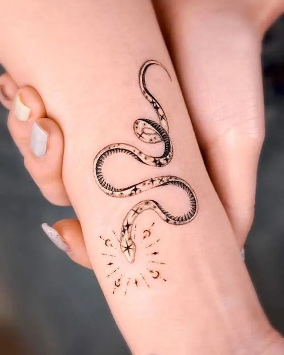 tattoo mini tuổi rắn phong cách đơn giản