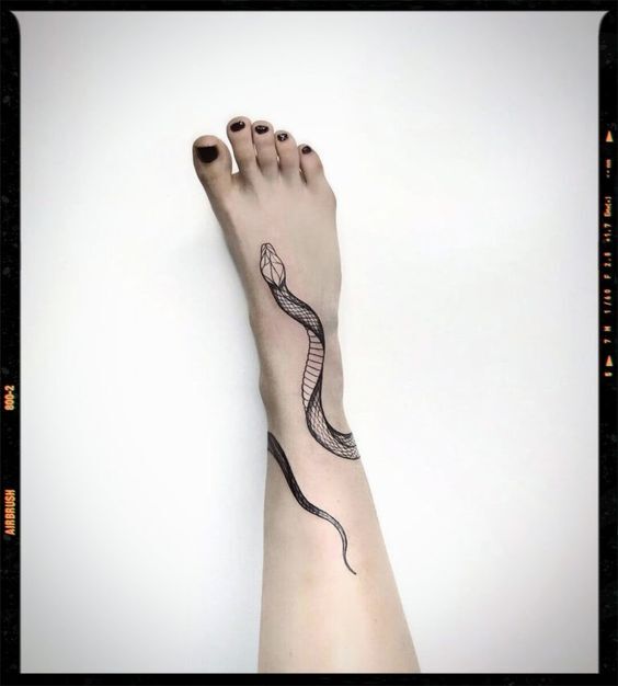 tattoo rắn cực chất cho khách nữ ở chân