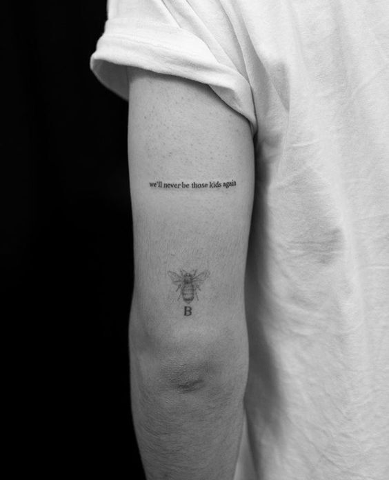 tattoo slogan mini ở bắp tay cho nam