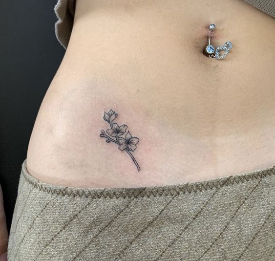 tattoo cành hoa nhỏ xinh ở eo cho nữ