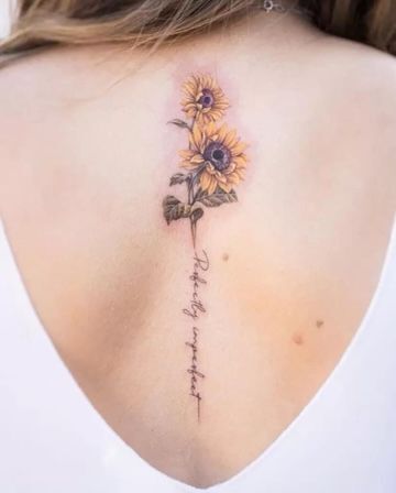 tattoo hoa hướng dương mini cổ điển ở sống lưng