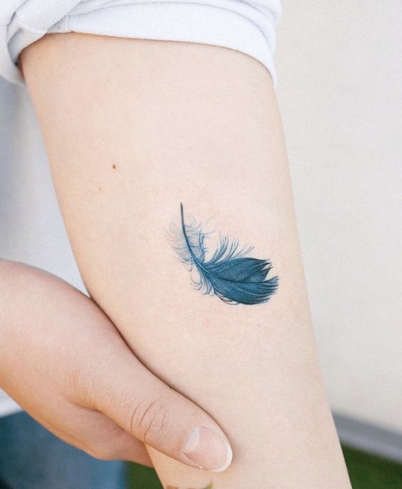 tattoo kiểu nghệ thuật mẫu lông vũ mini