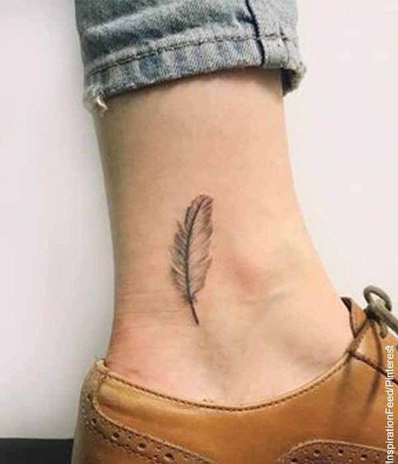 tattoo lông vũ mini ở cổ chân