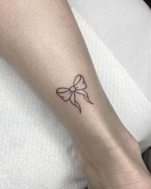 tattoo mini cái nơ bé xíu ở chân