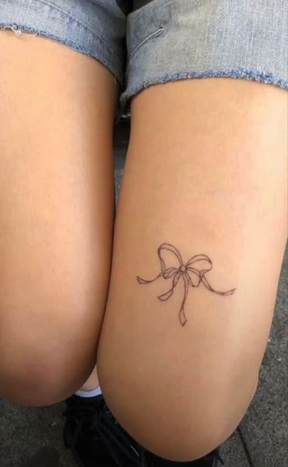 tattoo mini chiếc nơ xinh ở đùi