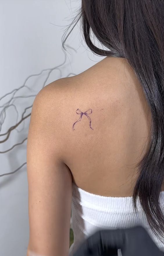 tattoo mini nơ nhỏ ở vai