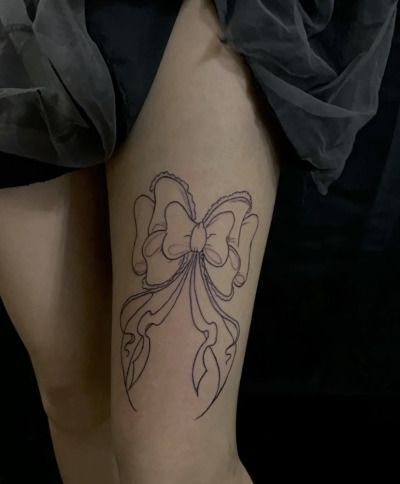 tattoo mini nơ siêu tinh tế ở đùi