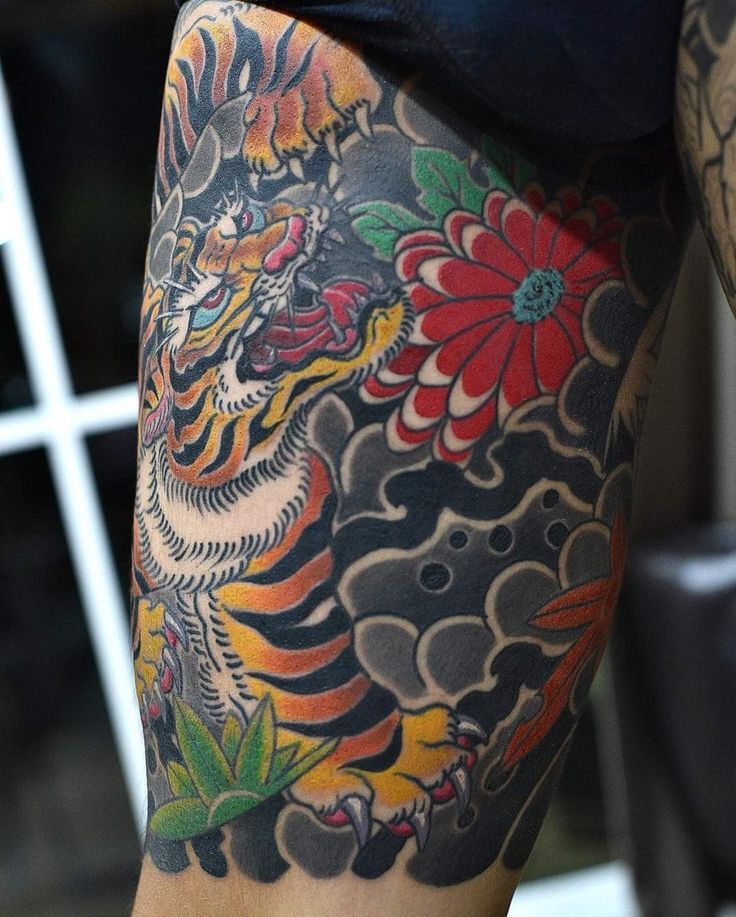 Tattoo tươi tắn ở trên đùi