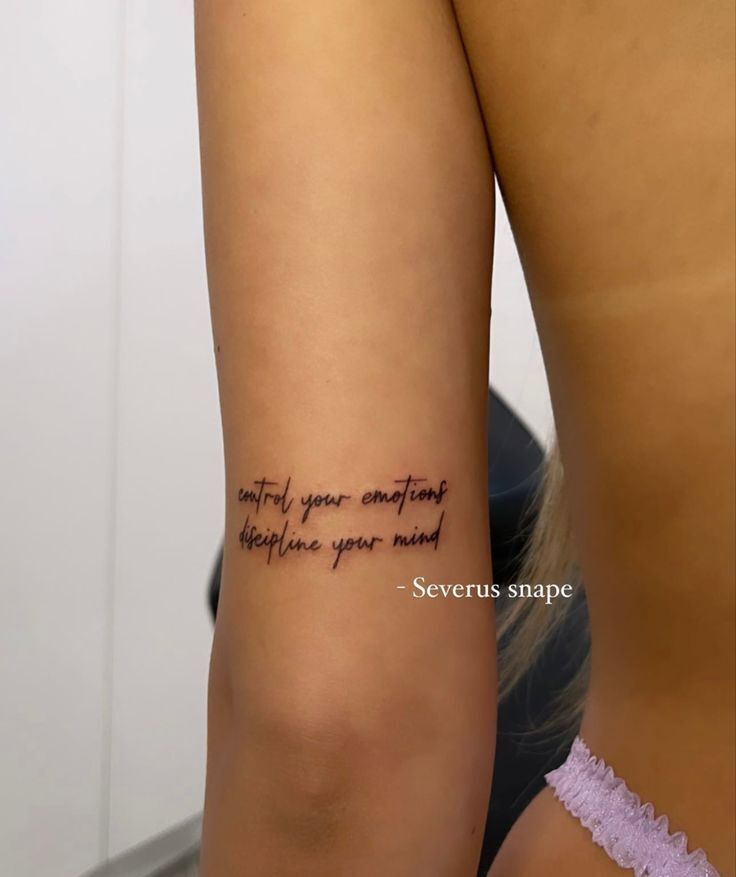 hình tattoo chữ ý nghĩa sau bắp tay