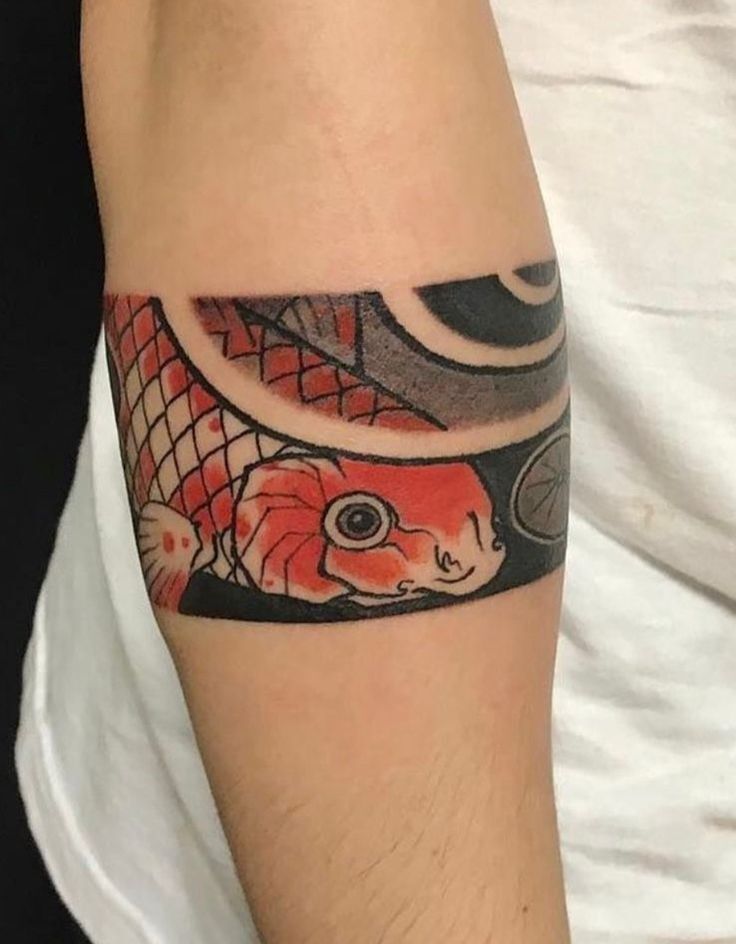 mẫu tattoo cá koi trên khuỷu tay