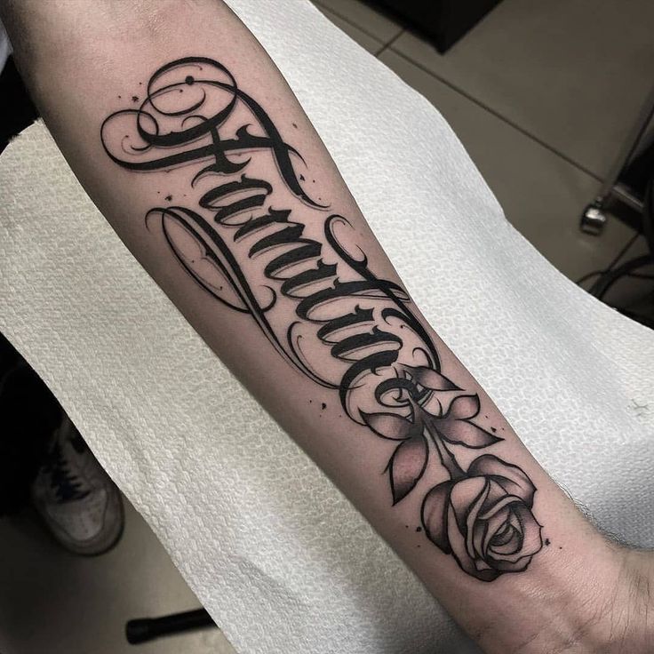 mẫu tattoo chữ familia kết hợp hoa hồng