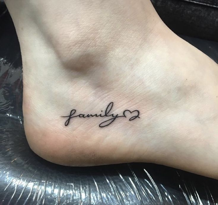 mẫu tattoo chữ family ở chân nữ