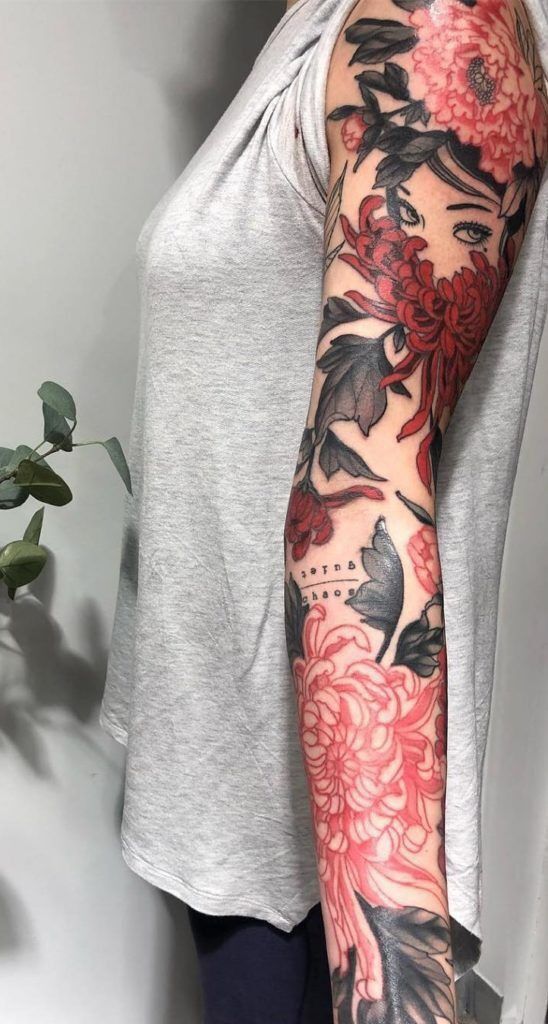 mẫu tattoo cô gái bên hoa cúc