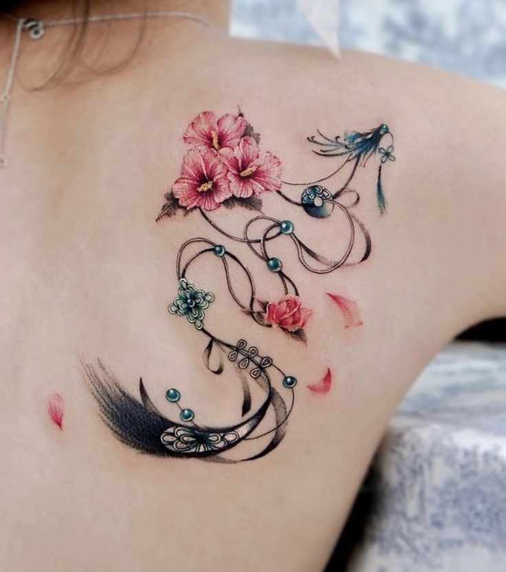 mẫu tattoo dây hoa bình an sau bả vai