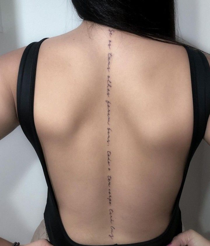 mẫu tattoo dọc xương sống hình chữ