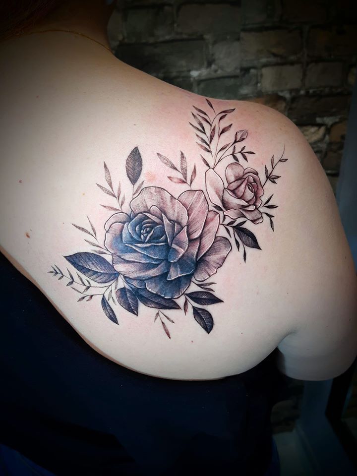 mẫu tattoo hoa hồng trên bả vai