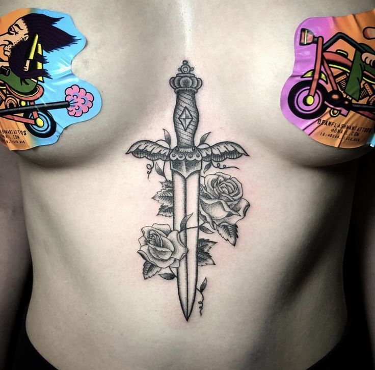 mẫu tattoo kiếm và hoa hồng trước ngực