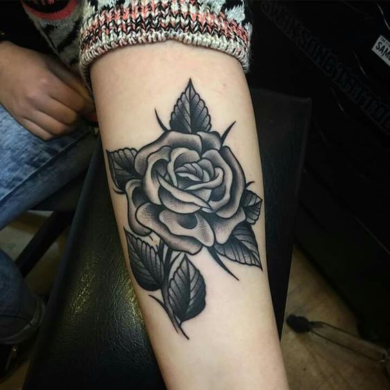 tatto hoa hồng đen đơn giản