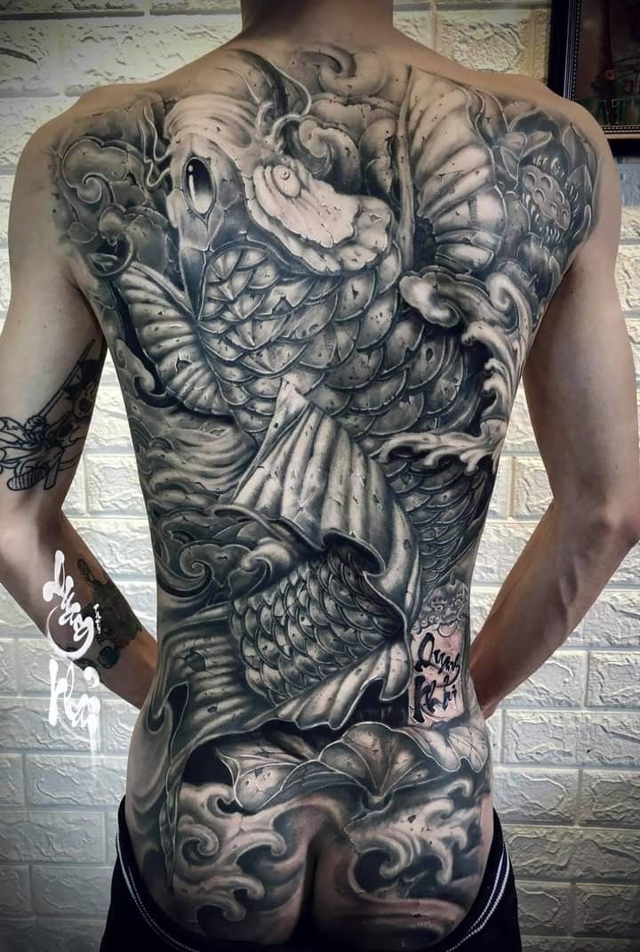 tattoo cá chép bít người cho anh khách