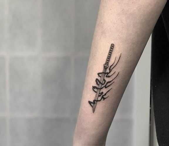 tattoo cây kiếm mini ở cẳng tay