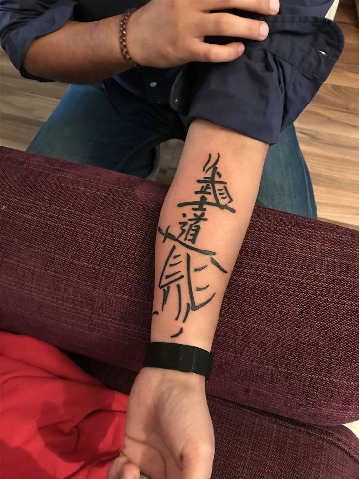 tattoo chữ hán lên cẳng tay