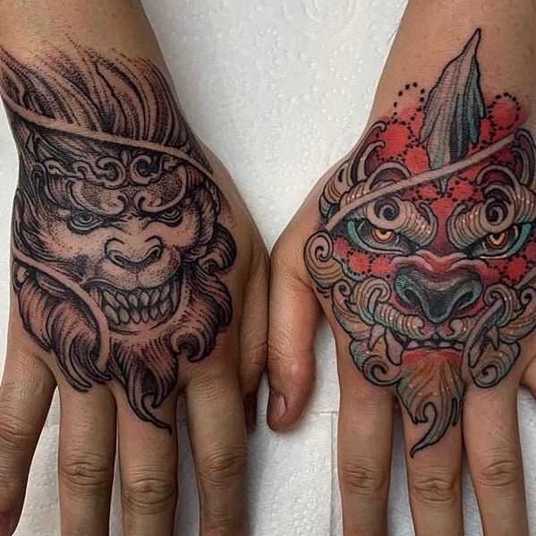 tattoo đầu lân và đầu khỉ trên bàn tay