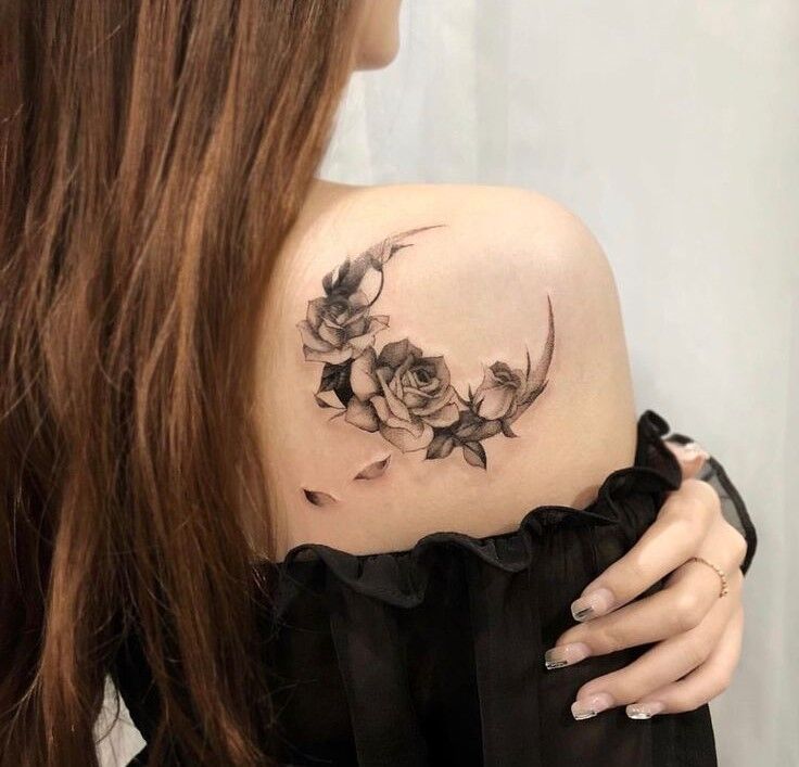 tattoo hoa hồng dạng lưỡi liềm ở bả vai