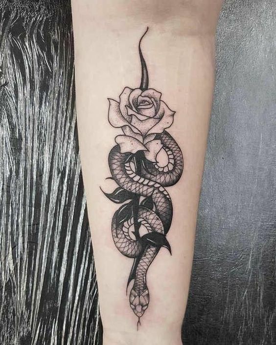 tattoo hoa hồng và rắn nghệ thuật