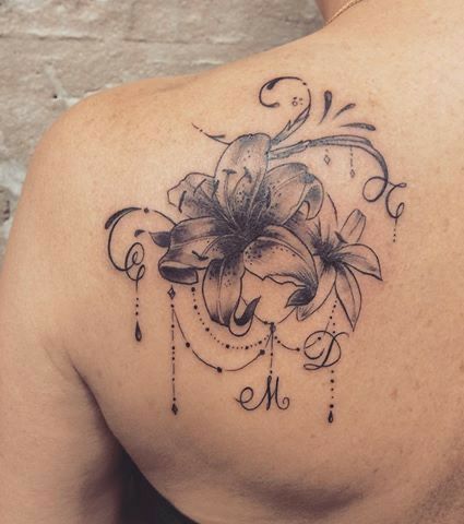 tattoo hoa ly đơn sắc trên bả vai