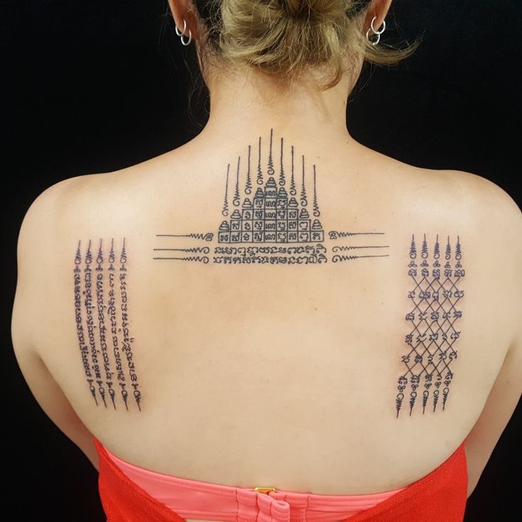 tattoo mẫu chữ Sak Yant trên lưng