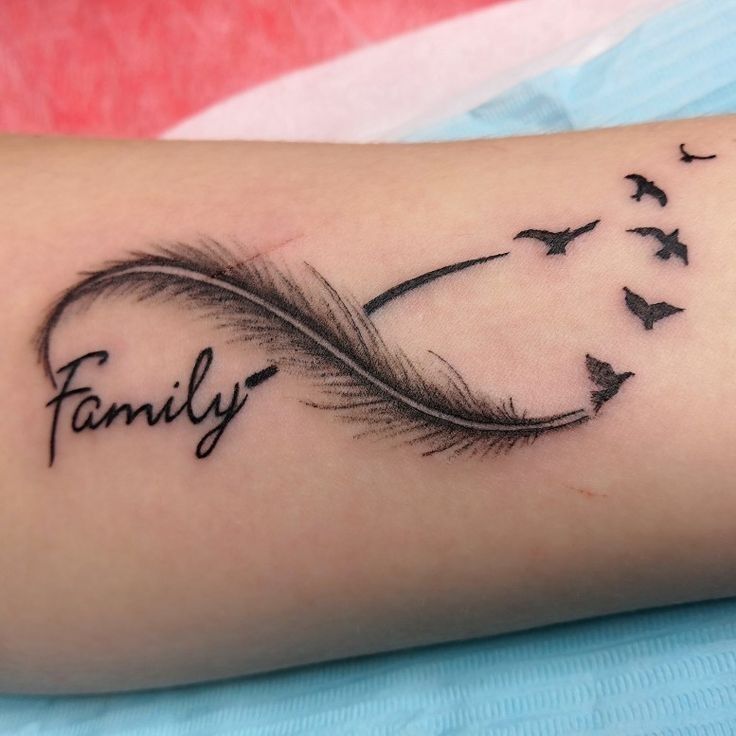 tattoo mẫu chữ family lông vũ cực đẹp