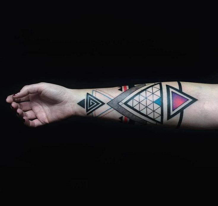 tattoo những khối tam giác trên cẳng tay