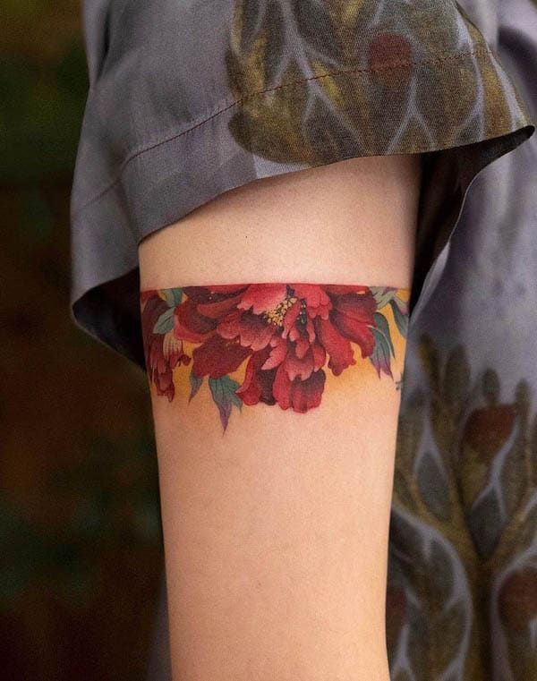 tattoo vòng bắp tay nữ hình hoa mẫu đơn