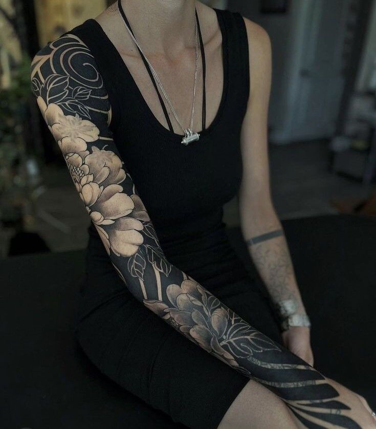 thu hút với hình tattoo trên tay chị khách