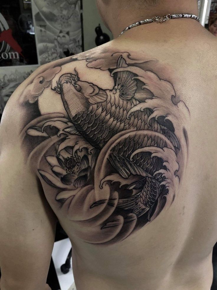 uy lực và dũng mãnh với hình tattoo bả vai