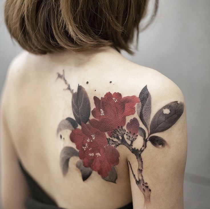 vẻ đẹp đặc trưng của tattoo hoa trên bả vai