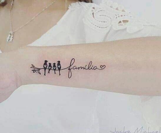 ý tưởng tattoo trên cổ tay có chữ familia