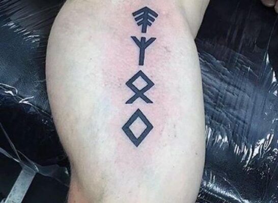 chất lừ với mẫu tattoo cổ ngữ rune trên đùi