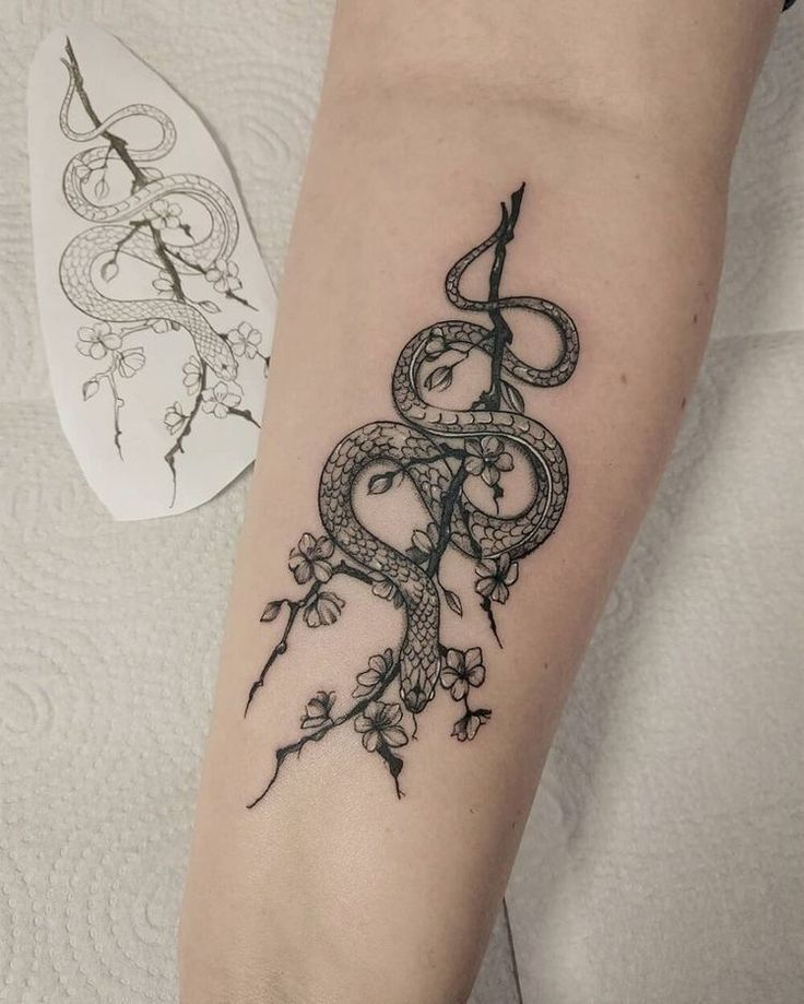 mẫu tattoo con rắn với cành hoa cực đẹp