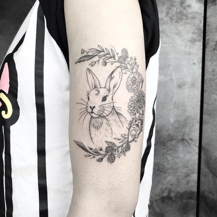 mẫu tattoo con thỏ và vòng hoa lá