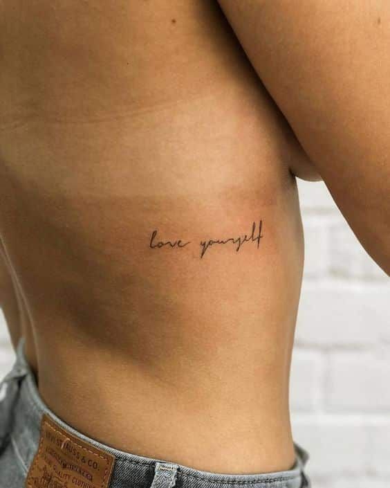 mẫu tattoo mạn sườn hình chữ love