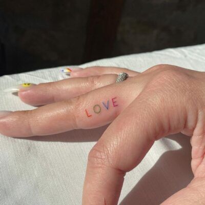 mẫu tattoo ngón tay hình chữ love