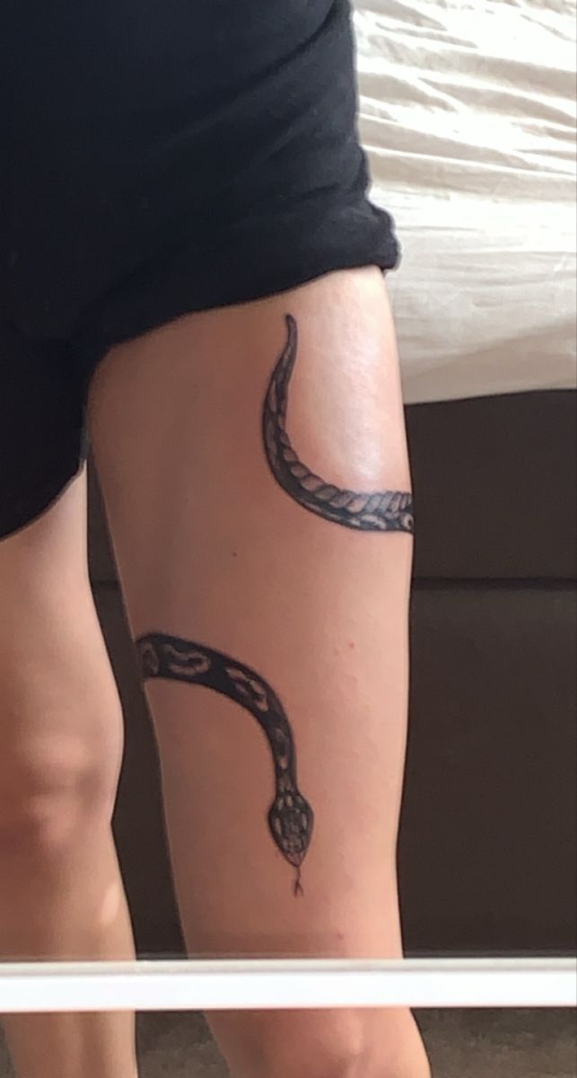 tattoo con rắn cực đẹp ở chân siêu đơn giản