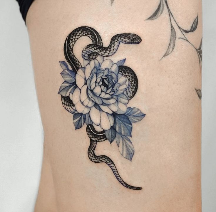 tattoo con rắn kết hợp bông hoa siêu đẹp