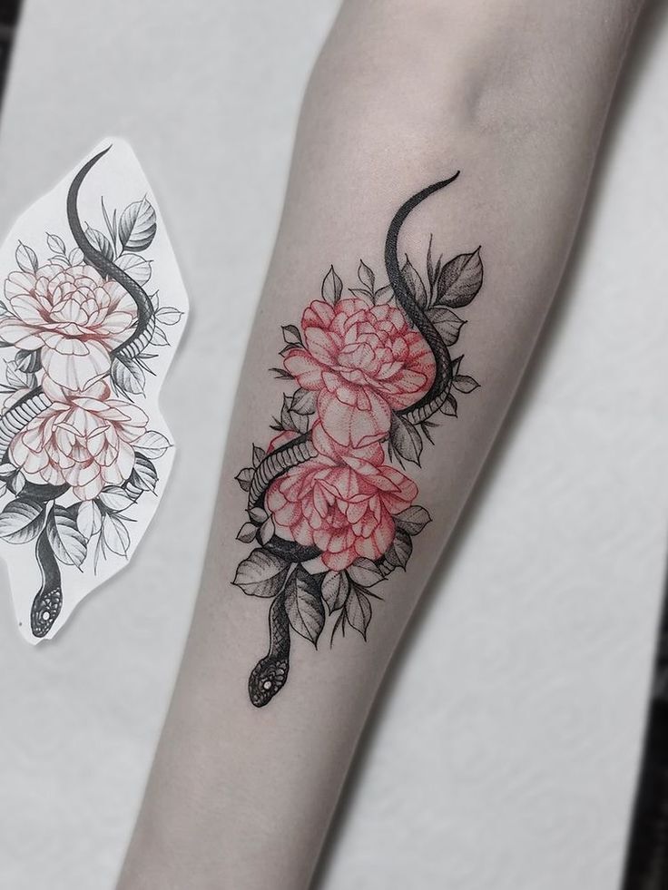 tattoo con rắn kết hợp bông hoa