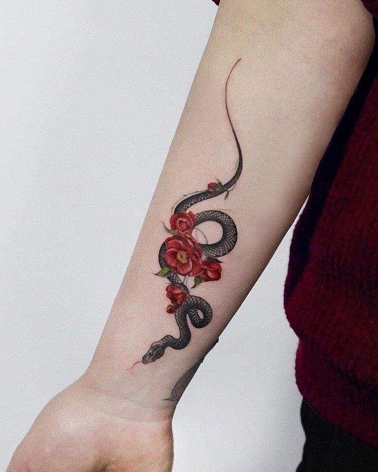 tattoo con rắn nghệ thuật và bông hoa