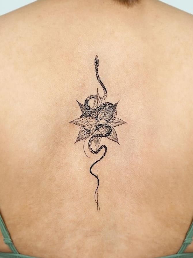 tattoo con rắn ở giữa lưng